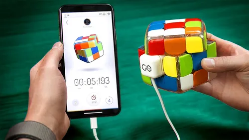 Кубик Рубика Обои на телефон человек, держащий сотовый телефон