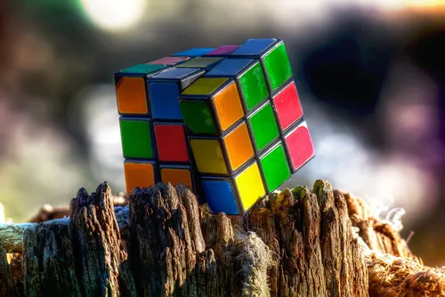 Кубик Рубика Обои на телефон красочная головоломка на пне