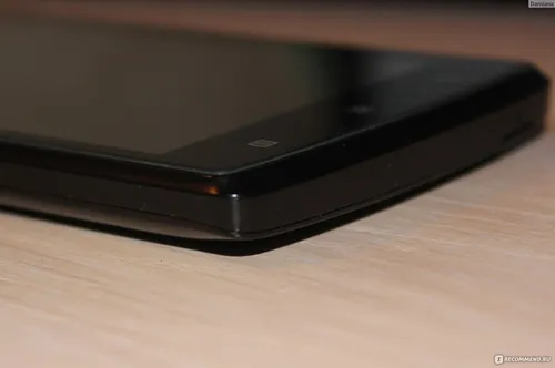 Леново А2010 Обои на телефон черный ноутбук на деревянной поверхности