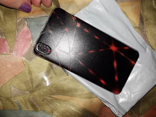 Леново А2010 Обои на телефон красно-черный предмет на коричневой поверхности