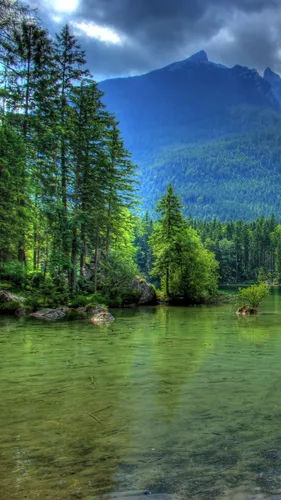 Природа Зелень Обои на телефон река с деревьями и горами на заднем плане