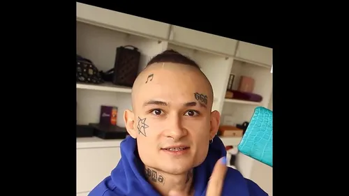 Моргенштерна Фото человек с татуировкой на лбу