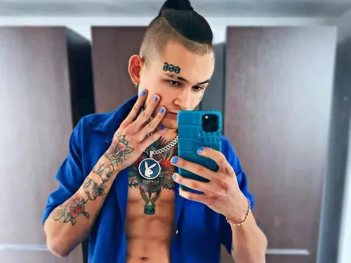 Моргенштерна Фото человек с татуировками держит телефон