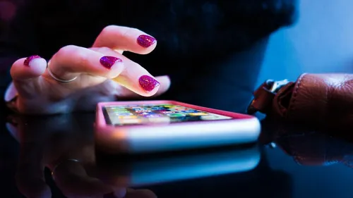 Теле2 Мини Обои на телефон человек, держащий игровой контроллер