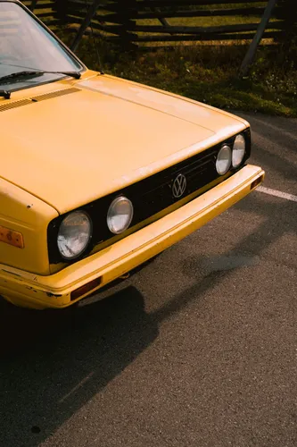 Фольксваген Обои на телефон желтый автомобиль, припаркованный на дороге