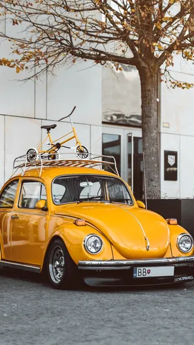 Фольксваген Обои на телефон желтая машина с велосипедом на вершине