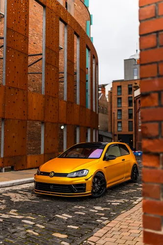 Фольксваген Обои на телефон желтый автомобиль, припаркованный на улице между кирпичными зданиями