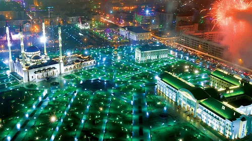 Чечня Обои на телефон город с множеством зданий и улиц с фейерверками в небе