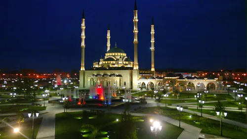Чечня Обои на телефон большое здание с башнями и куполами ночью