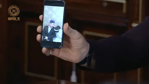 Чечня Обои на телефон человек, держащий сотовый телефон