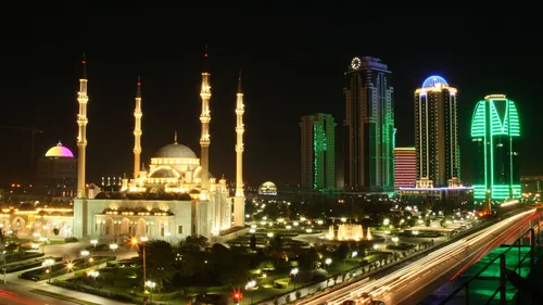 Чечня Обои на телефон город с высокими зданиями и автострадой