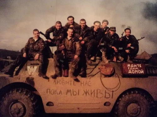 Чечня Обои на телефон группа мужчин, сидящих на транспортном средстве
