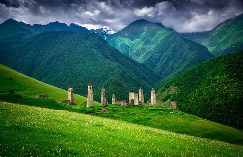 Чечня Обои на телефон каменные сооружения в травянистой долине