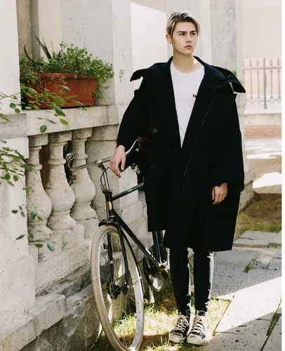 Парня Фото человек в черном пальто держит велосипед
