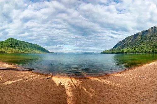 Озеро Обои на телефон пляж с водоемом и горами на заднем плане