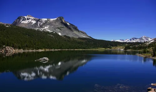 Озеро Обои на телефон озеро с горой на заднем плане