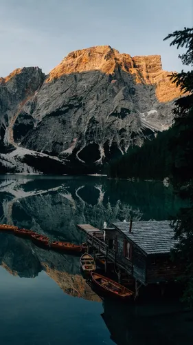 Озеро Обои на телефон дом на причале у водоема со скалой на заднем плане
