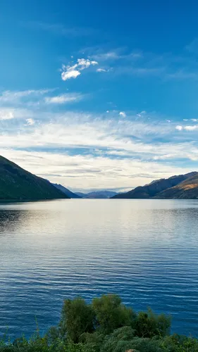 Озеро Обои на телефон водоем с холмами на заднем плане