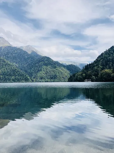 Озеро Обои на телефон озеро с деревьями и горами на заднем плане