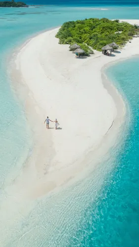 Остров Обои на телефон пара человек гуляет по пляжу