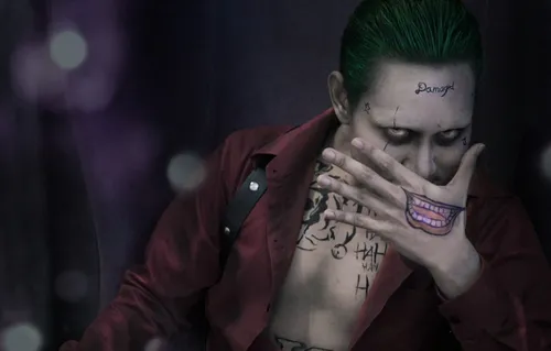 Отряд Самоубийц Обои на телефон человек с зелеными волосами и татуировками, держащий руки к лицу