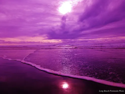 Пурпурные Обои на телефон пляж с водоемом и облачным небом