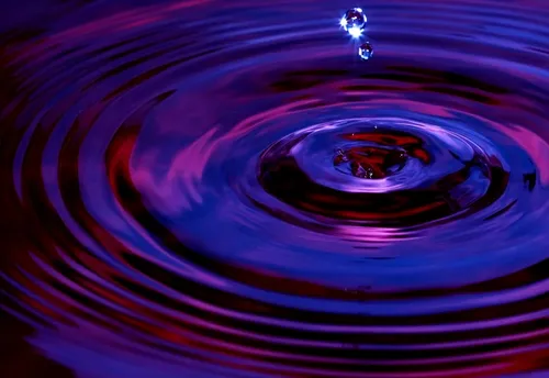 Пурпурные Обои на телефон капля воды падает в бассейн с водой
