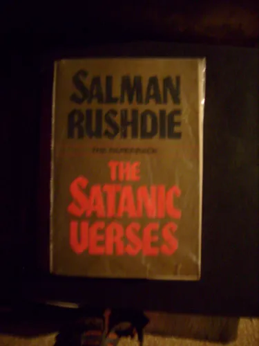 Сатанинские Обои на телефон книга на столе