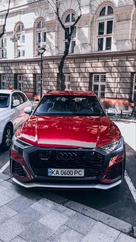 Audi Rs7 Обои на телефон красный автомобиль, припаркованный перед зданием