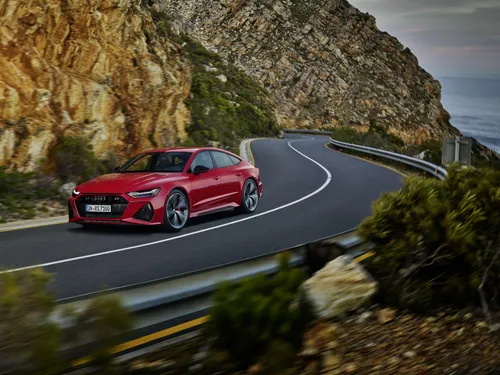 Audi Rs7 Обои на телефон красный спортивный автомобиль, едущий по дороге у скалы