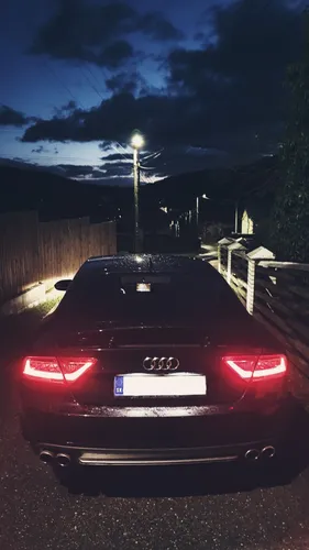 Audi Rs7 Обои на телефон автомобиль, припаркованный ночью на дороге
