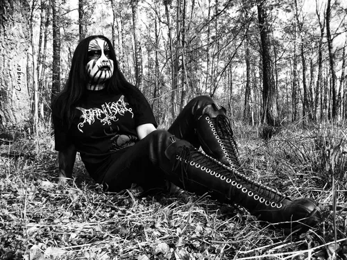 Black Metal Обои на телефон человек, сидящий в лесу