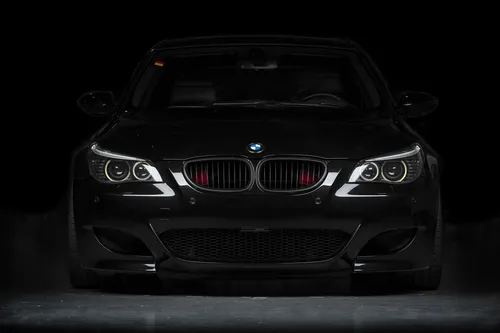 Bmw E60 Обои на телефон черный автомобиль, обращенный спереди к камере