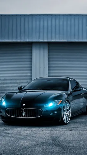 Bugatti Chiron Обои на телефон черный автомобиль, припаркованный перед гаражом