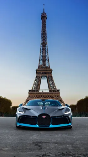Bugatti Chiron Обои на телефон автомобиль, припаркованный перед металлической башней с Эйфелевой башней на заднем плане