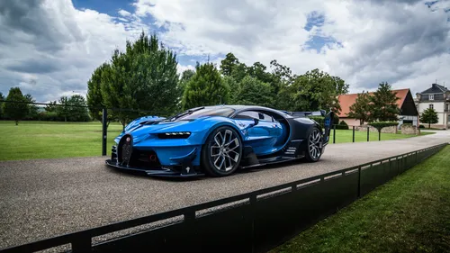 Bugatti Chiron Обои на телефон синий спортивный автомобиль, припаркованный на дороге с деревьями и домами на заднем плане