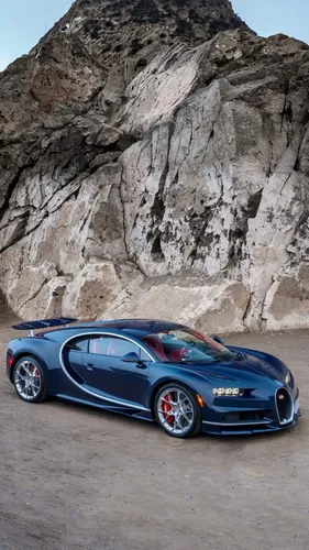 Bugatti Chiron Обои на телефон синий спортивный автомобиль, припаркованный перед большой скалой