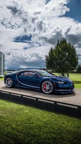 Bugatti Chiron Обои на телефон синий спортивный автомобиль, припаркованный на дороге с деревом и травой