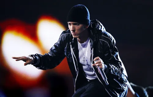 Эминем, Eminem Обои на телефон мужчина в черной куртке и наушниках с микрофоном
