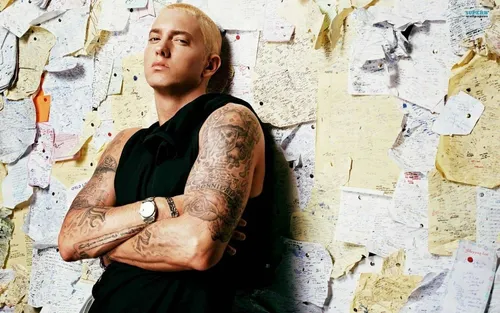Эминем, Eminem Обои на телефон мужчина с татуировками сидит на куче бумаги