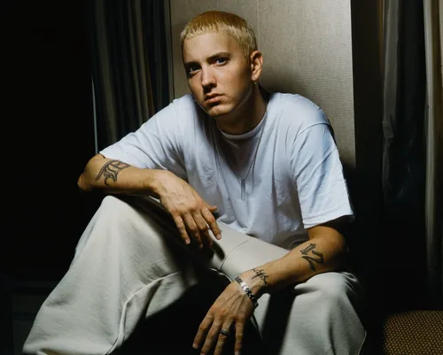 Эминем, Eminem Обои на телефон мужчина, сидящий в кресле
