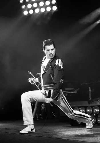 Фредди Меркури, Freddie Mercury Обои на телефон мужчина играет на гитаре