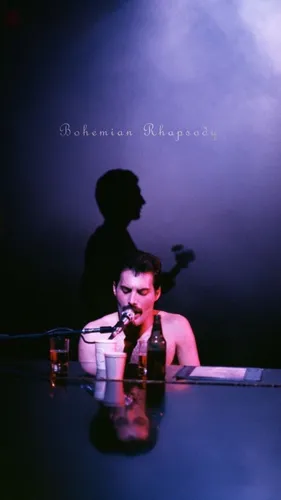 Фредди Меркури, Freddie Mercury Обои на телефон мужчина и женщина сидят за столом с микрофоном