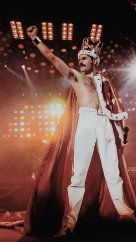 Фредди Меркури, Freddie Mercury Обои на телефон мужчина держит микрофон