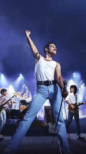 Бен Харди, Рами Малек, Freddie Mercury Обои на телефон человек с микрофоном и гитарой на сцене с другими людьми