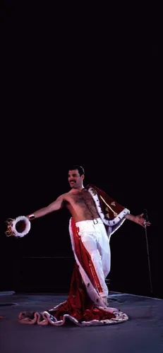 Фредди Меркури, Freddie Mercury Обои на телефон человек в красно-белой форме с мечом и щитом