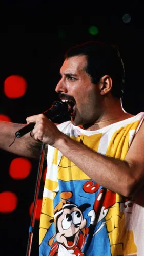 Freddie Mercury Обои на телефон мужчина поет в микрофон
