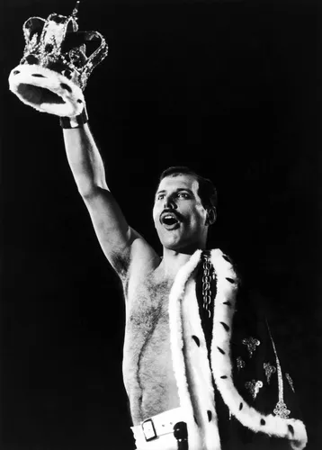 Фредди Меркури, Freddie Mercury Обои на телефон человек с короной с букетом цветов