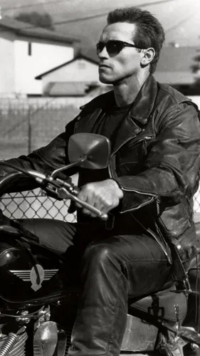 Арнольд Шварценеггер Обои на телефон мужчина в солнцезащитных очках и сидящий на мотоцикле