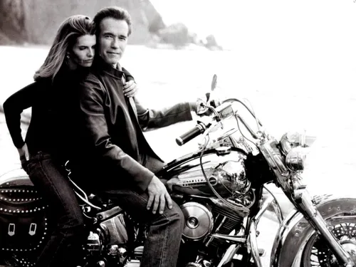 Мария Шрайвер, Арнольд Шварценеггер Обои на телефон мужчина и женщина сидят на мотоцикле